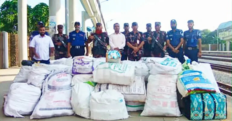 কর্ণফুলী এক্সপ্রেস থেকে জব্দকৃত ভারতীয় পণ্য